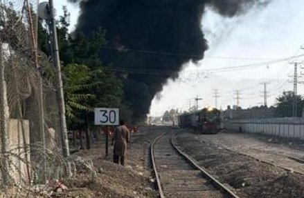 десетки загинали ранени атентат влак пакистан