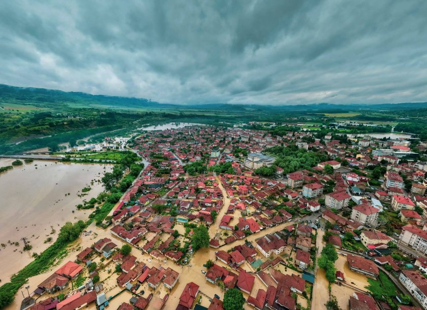трима министри проверяват прекъснатия водопровод севлиево