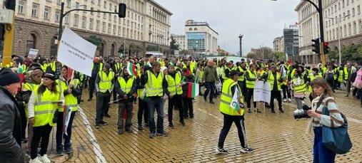 животновъди зеленчукопроизводители откопираха ldquoтриъгълника власттаrdquo викове оставка видео