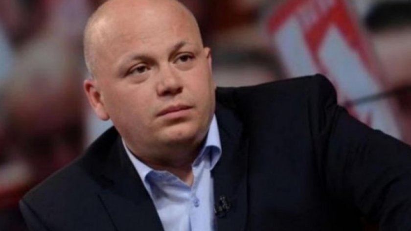симов парламентът легитимен боядиса сградата камо занимава конституцията
