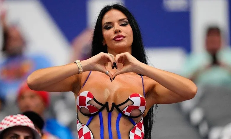 футболна фенка предизвика фурор мондиала появи провокативен тоалет далас видео