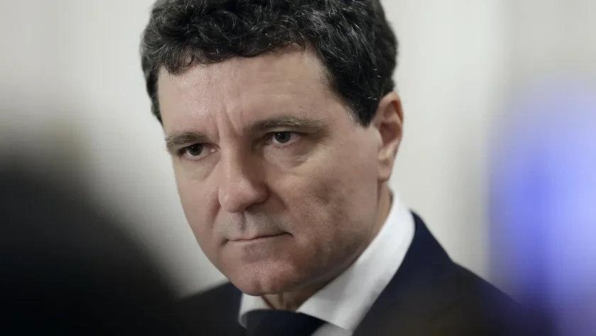 скандал румъния bdquoизчезвай украйна ldquo ndash президентът никушор дан бяга освиркващи протестиращи