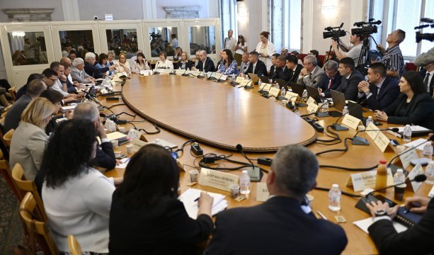 Депутатите приеха на първо четене бюджетите на ДОО и НЗОК в ресорната комисия
