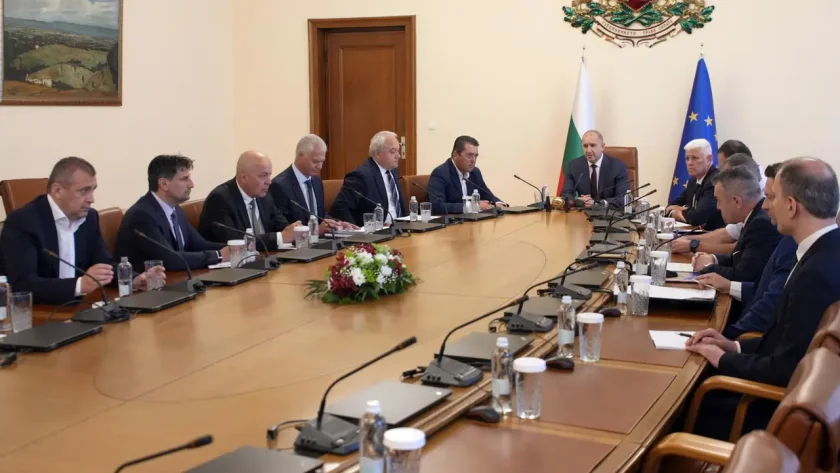 радев свика работна среща министри служби сигурността страната заплаха