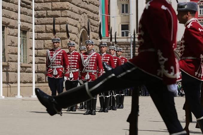 заради тържествената смяна почетния гвардейски караул променят движението центъра софия