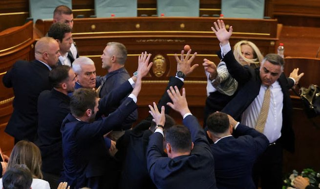 политическата криза косово ескалира опозиционен депутат замери премиера яйца видео