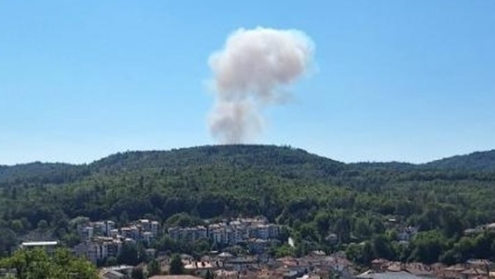 След взрива във военния завод ЕМКО: Пожарът е овладян, няма опасност за населението