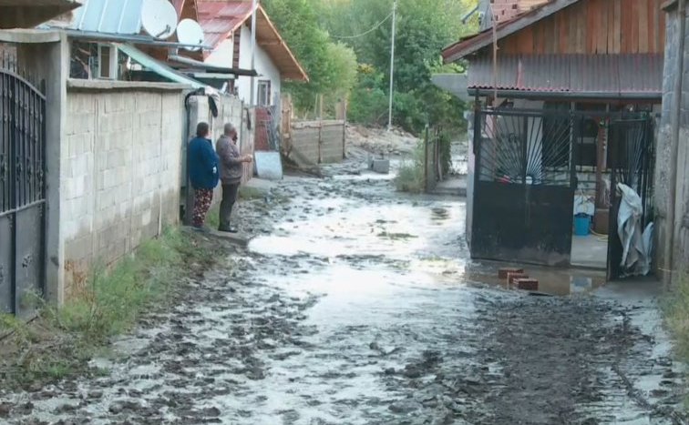 Бедствено положение в Пещера: Продължава издирването на мъж, отнесен от река