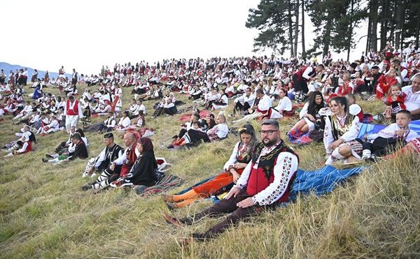 Фестивал на народната носия: Жеравна събра хиляди любители на българския фолклор