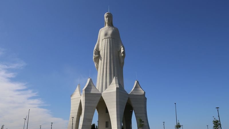 полша откри високата статуя дева мария европа снимки
