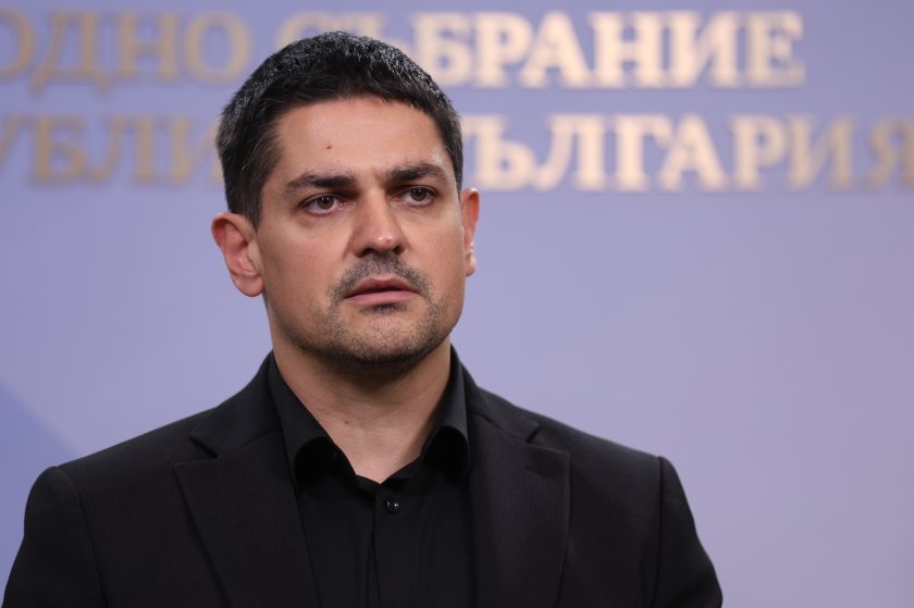 Радостин Василев се кандидатира за президент, МЕЧ внесе документите си в ЦИК