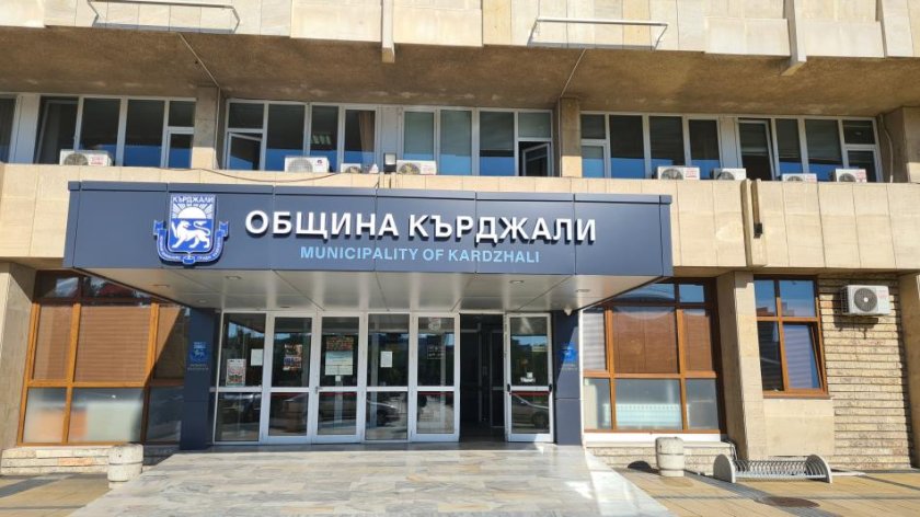 За оказване на натиск: Задържани са трима общински служители в Кърджали