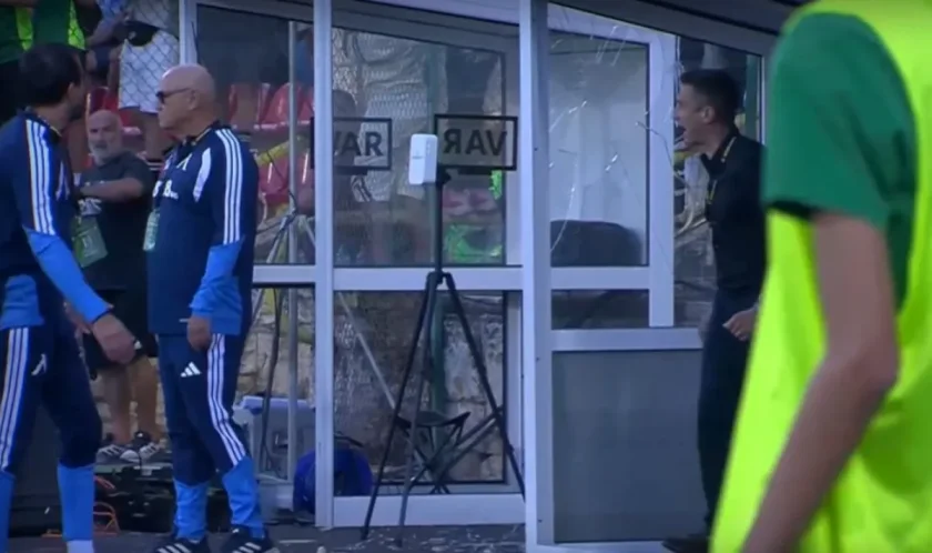 Хулио Веласкес избухна след 0:0 с Ботев Враца и счупи стъклото на скамейката (ВИДЕО)