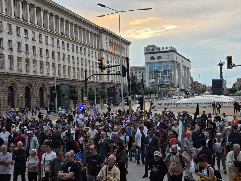 Протест срещу правителството се провежда пред сградата на МС