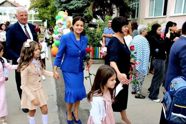 Росица Кирова откри учебната година във Видин в ОУ &bdquo;Иван Вазов&ldquo;
