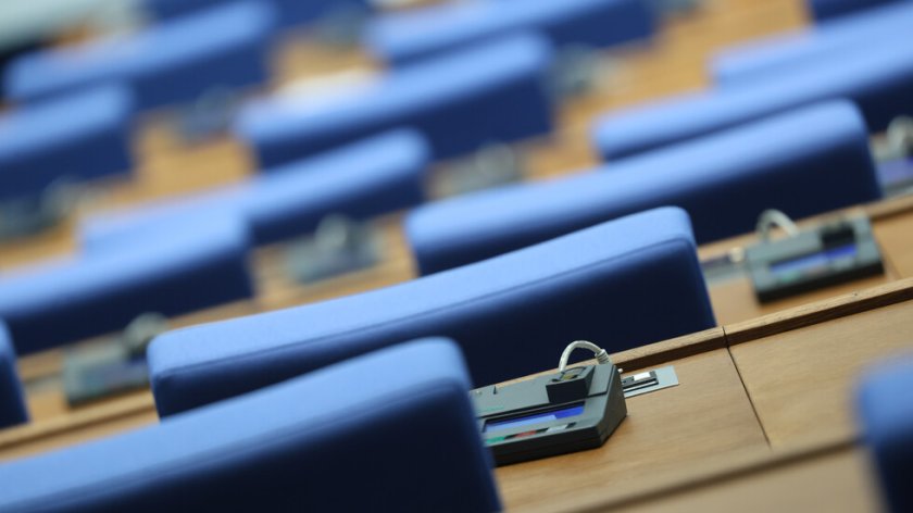 парламентът въведе изискване поне представителство слабо представения пол управителните органи