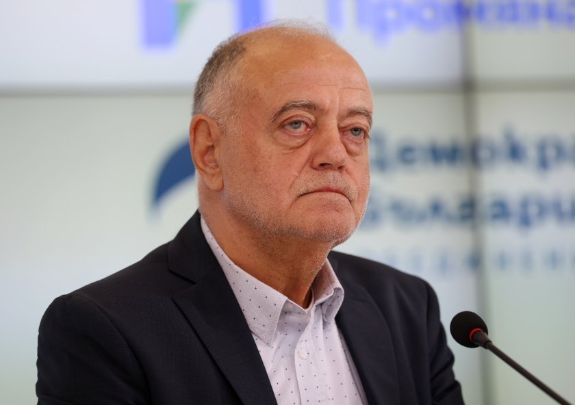 Атанасов: &bdquo;Петрохан&ldquo; е удобна тема за отклоняване на вниманието от действията на Йотова