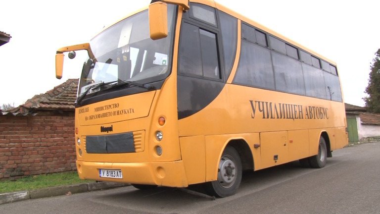 румънски тир удари ученически автобус свищов