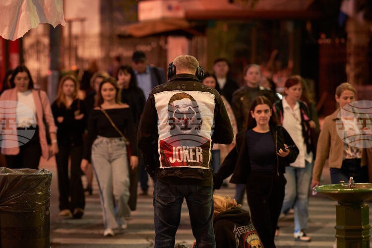 Хиляди румънски ученици протестират срещу задължителните училищни униформи