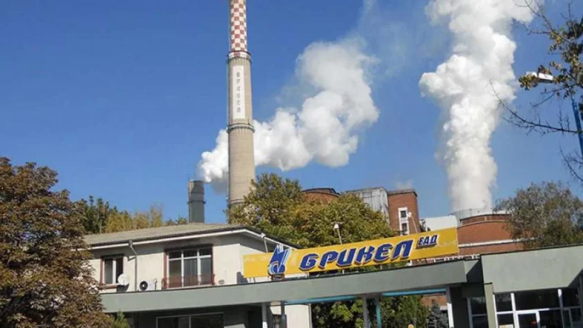 Пожар край ТЕЦ &bdquo;Брикел&ldquo; в Гълъбово, пет екипа се борят с огъня