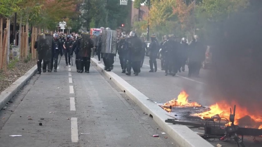 Франция е разтърсена от най-мащабните ученически протести от десетилетия