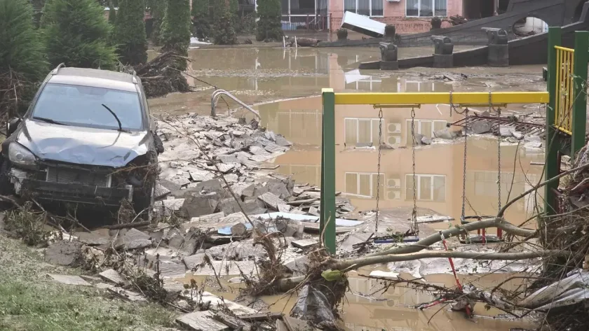70 тома разследване, но &bdquo;Елените&ldquo; още чакат ток и вода: Година след потопа с четири жертви