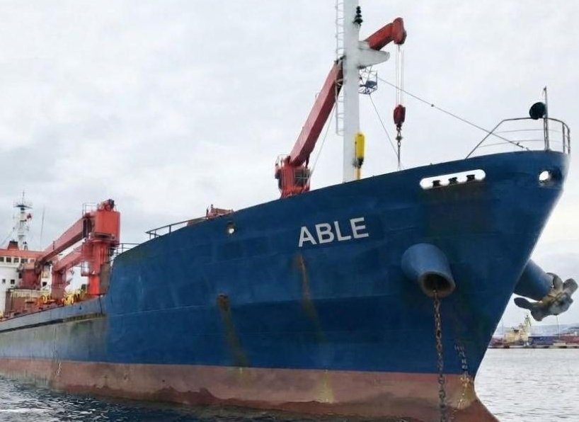 Корабът &bdquo;ABLE&ldquo;, поразен от дрон край България, напусна българската икономическа зона