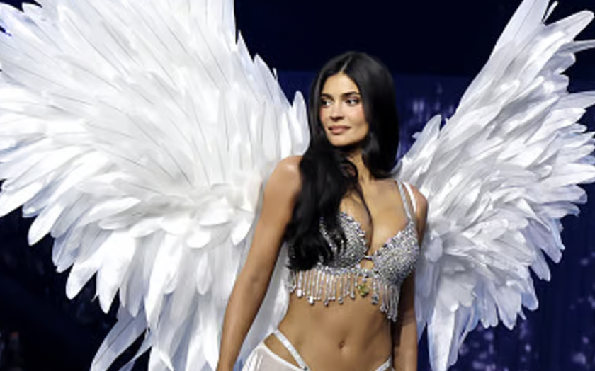кайли дженър блесна ревюто victoriarsquos secret луксозен fantasy bra