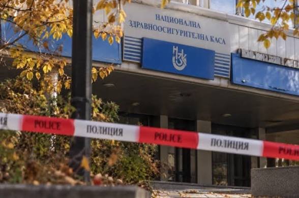 Сигнали за бомби в няколко институции в София, евакуираха сградата на НЗОК
