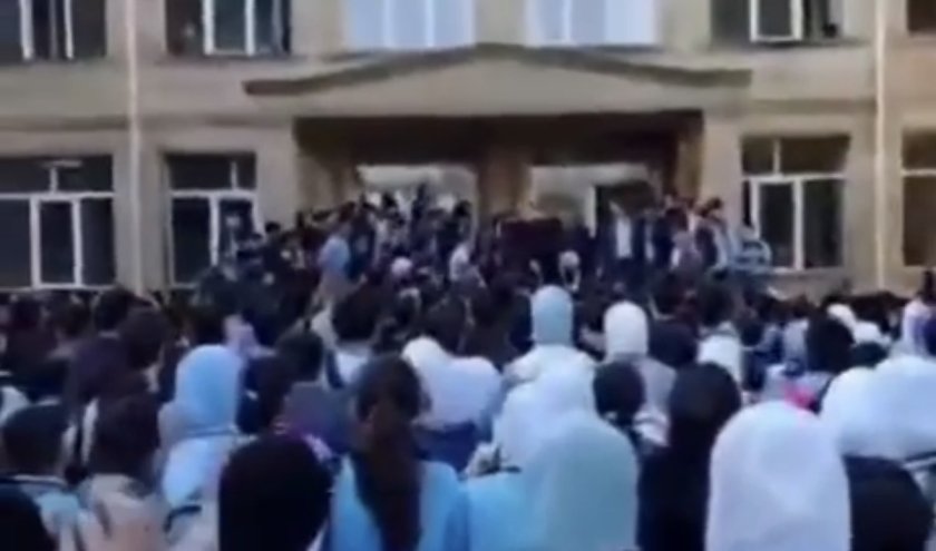 Забраната за хиджаб усили училищни протести в Азербайджан