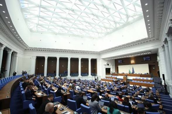 Парламентът се събира извънредно заради палежа край село Плана и две помилвания