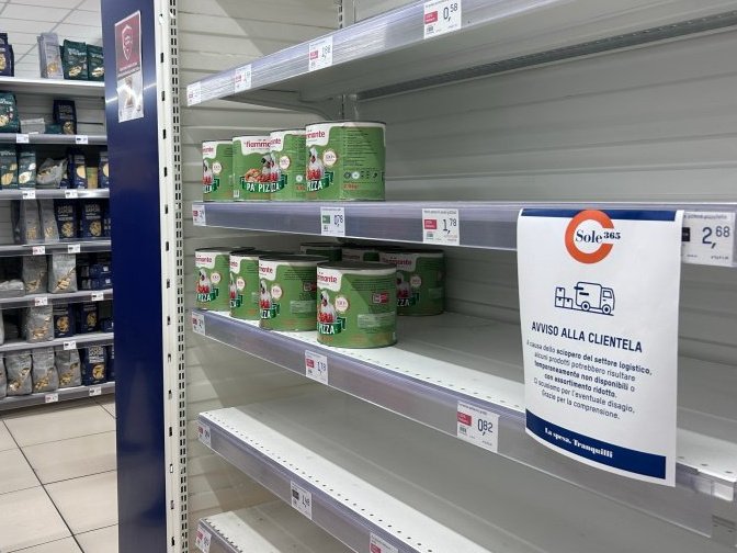 протести парализират южна италия празни магазини блокирани пътища риск летищата