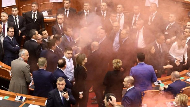 хаос парламента албания депутати сбиха фона протести еди рама