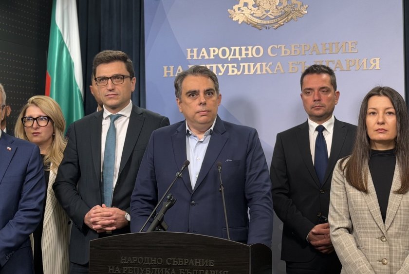 Асен Василев обвини &bdquo;Прогресивна България&ldquo;, че блокира заседанията заради помилваните наркотрафиканти (ВИДЕО)