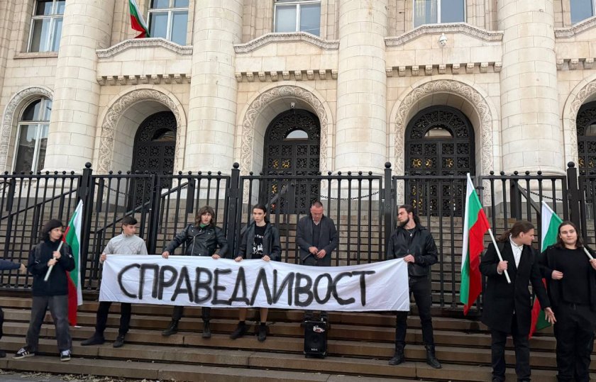 (ВИДЕО) Протест срещу миграцията събра около 200 души в София след нападението край НДК