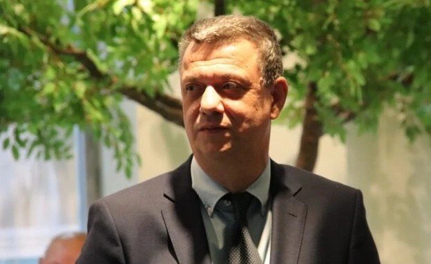 Фирма, свързана с депутат от &bdquo;Прогресивна България&ldquo;, контролира ключови митнически системи, докато тонове наркотици преминават през страната