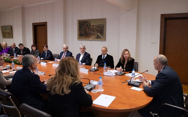 румен радев агресивната некомпетентна политика опасна бъдещето държавата