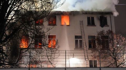 мъж годишно дете кърджали загинаха пожар жилищна сграда германския град офенбах снимкивидео