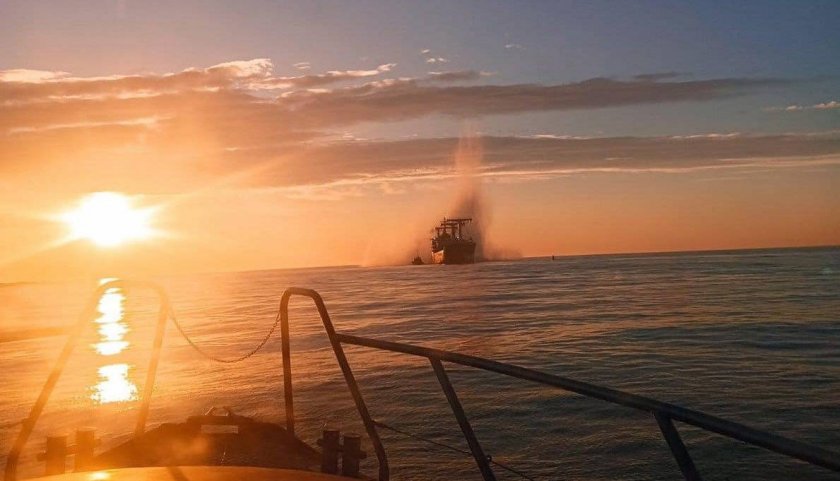 търговски кораб плаващ флага панама удари мина черно море