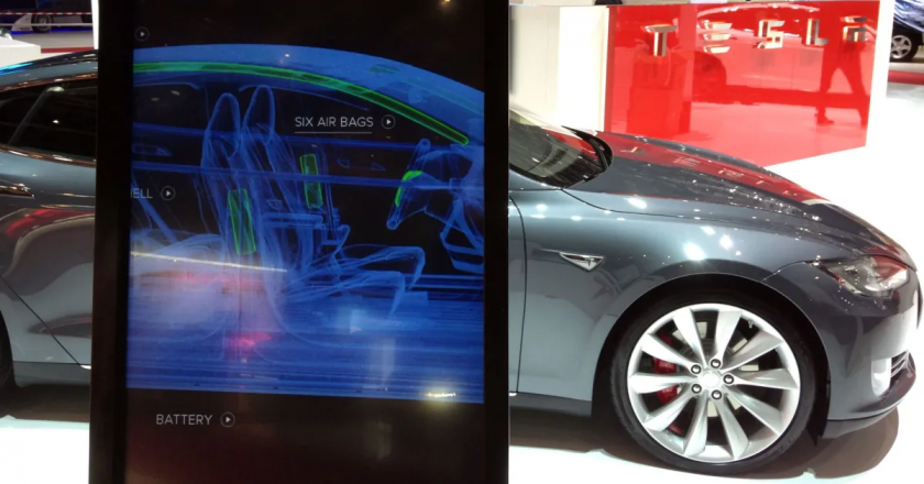 хакери пробиха електромобил tesla достигнаха таен режим