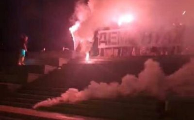 Футболни фенове нападнаха палатките пред ПСА, счупиха плочата на МОЧА (ВИДЕО)