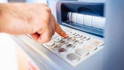 Банкомати по морето щипят с 10% от сумата