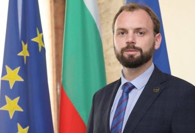 Съветникът на Тагарев Мустафа Емин не притежавал нужното образование, за да работи в МО