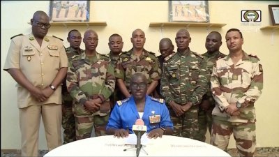 Военната хунта в Нигер е наредила на френския посланик да напусне страната