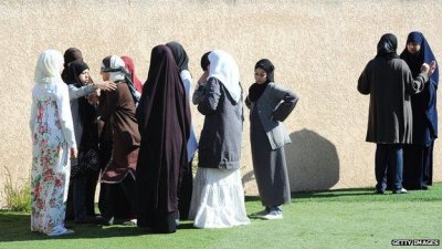 Франция наложи забрана върху религиозно облекло и символи в училищата