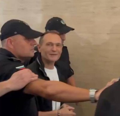 Васил Божков напусна залата в Съдебната палата под ръкопляскания и възгласи &ldquo;Васко, дръж се!&rdquo;, съдът заседава за мярката му