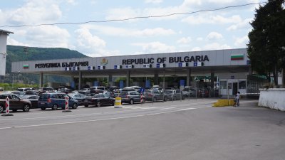 Сърбите временно спряха пропускането на товарни автомобили през &bdquo;Калотина&ldquo;