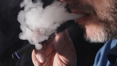 Разрешиха бездимните цигари в заведенията