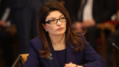 Десислава Атанасова подава оставка като депутат