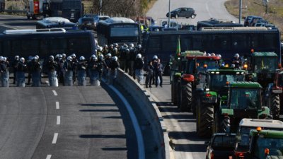 НА ВНИМАНИЕТО НА ПЪТУВАЩИТЕ КЪМ ГЪРЦИЯ: Протести блокират южната ни съседка в края на януари!